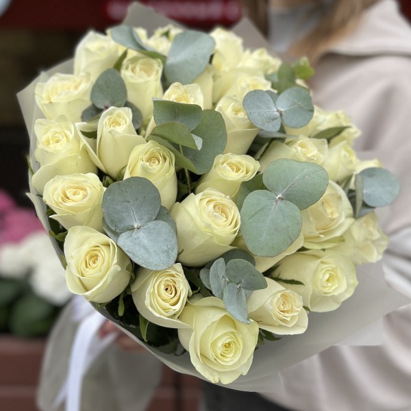 35 белых роз Махе 50 см с эвкалиптом