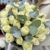 35 белых роз Махе 50 см с эвкалиптом