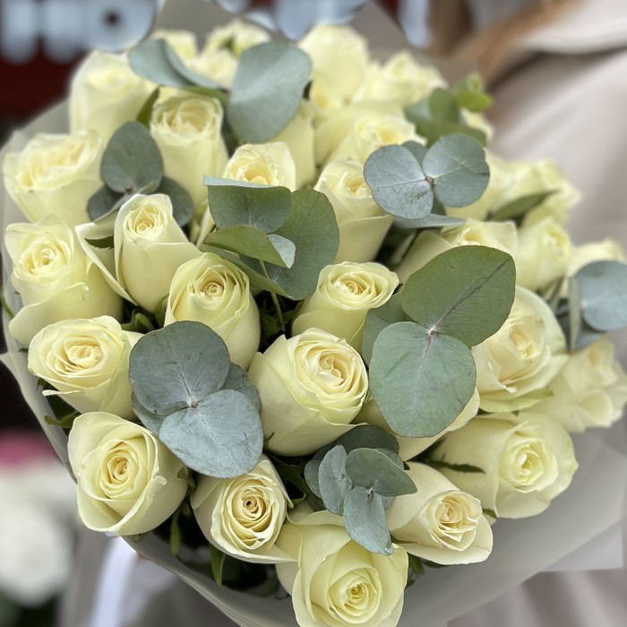 35 белых роз Махе 50 см с эвкалиптом