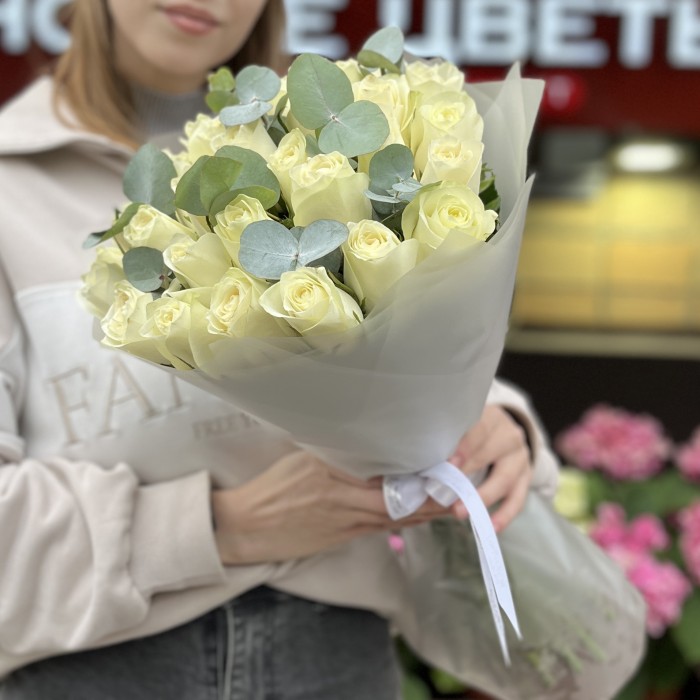 35 белых роз Махе 50 см с эвкалиптом