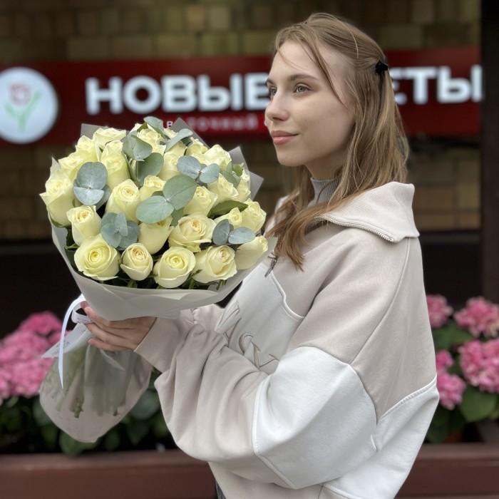 35 белых роз Махе 50 см с эвкалиптом