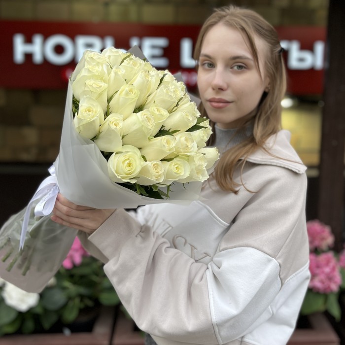 35 белых роз Махе 50 см