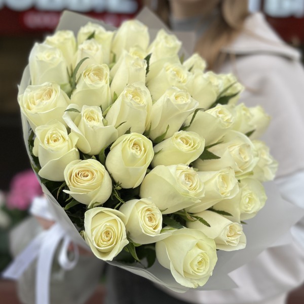 35 белых роз Махе 50 см