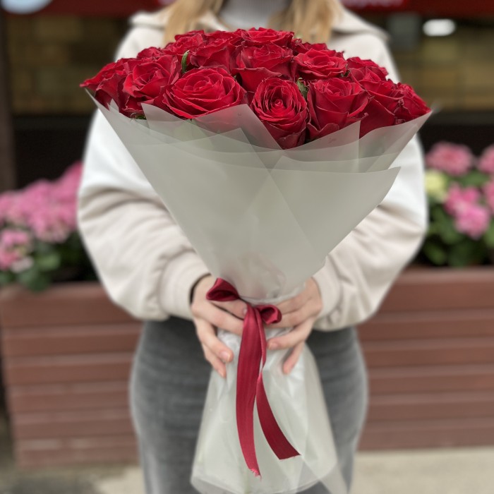 35 красных роз Мадам Ред 50 см
