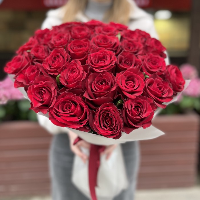 35 красных роз Мадам Ред 50 см