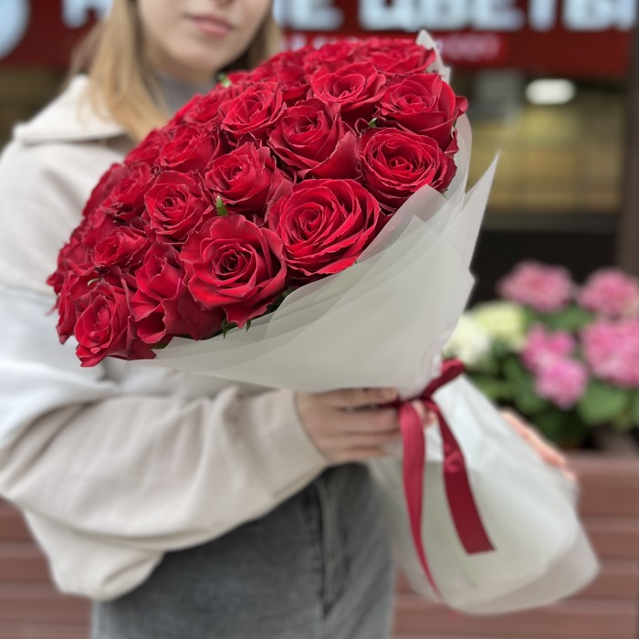 35 красных роз Мадам Ред 50 см