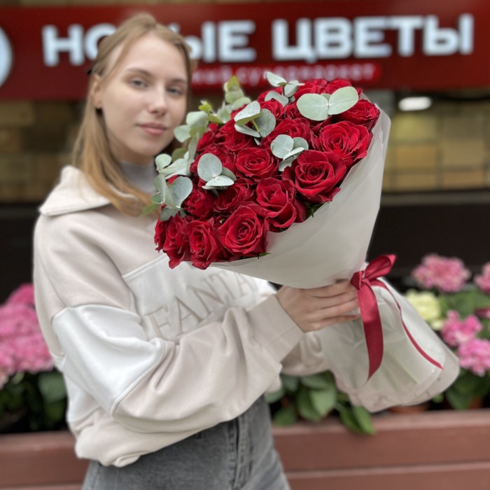 35 красных роз Мадам Ред 50 см с эвкалиптом