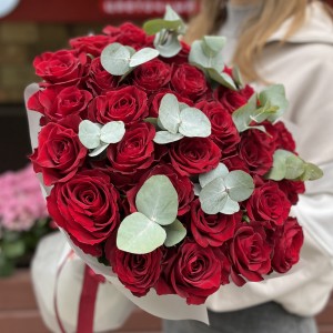 35 красных роз Мадам Ред 50 см с эвкалиптом