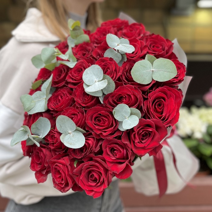 35 красных роз Мадам Ред 50 см с эвкалиптом