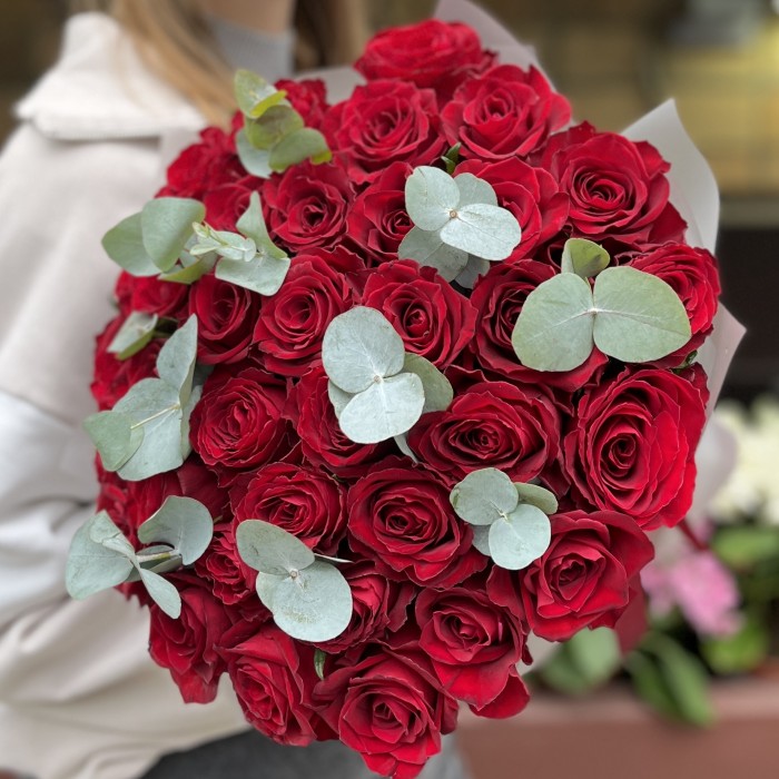 35 красных роз Мадам Ред 50 см с эвкалиптом