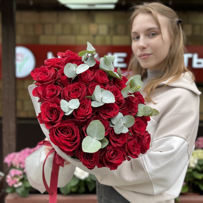 35 красных роз Мадам Ред 50 см с эвкалиптом