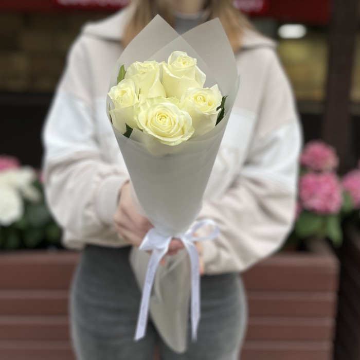 5 белых роз Махе 50 см