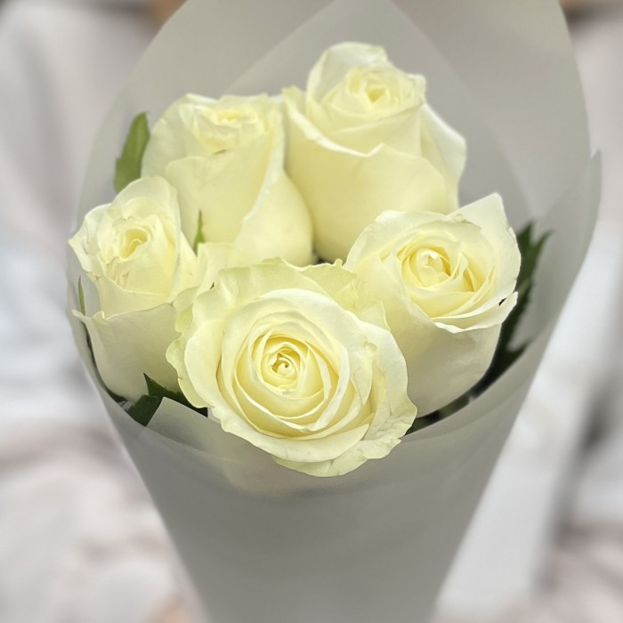 5 белых роз Махе 50 см