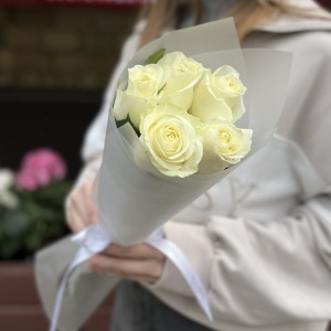 5 белых роз Махе 50 см