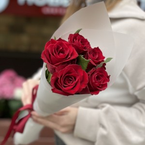 5 красных роз Мадам ред 50 см 5 красных роз Мадам ред 50 см