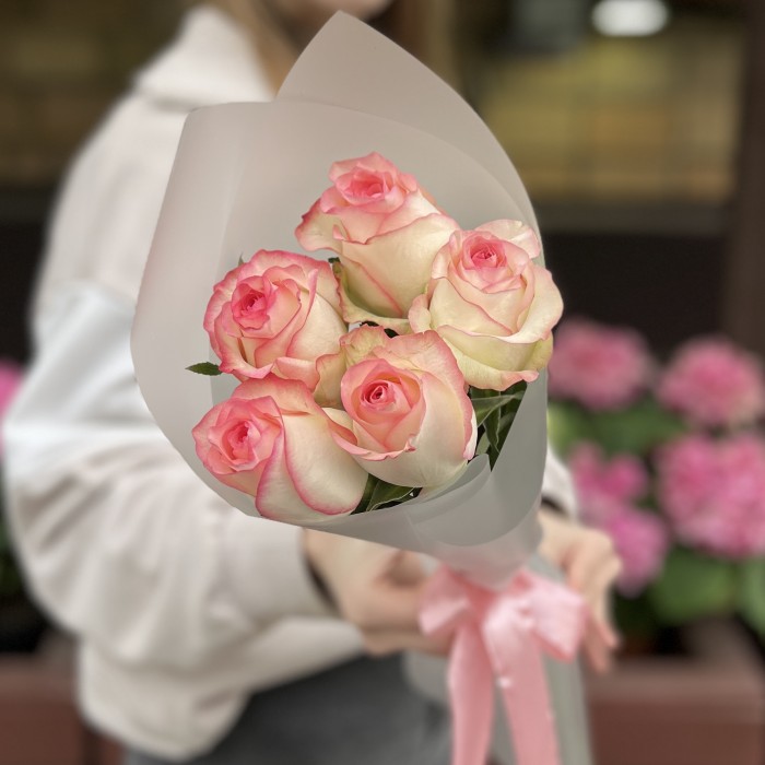 5 нежных роз Джумилия 50 см