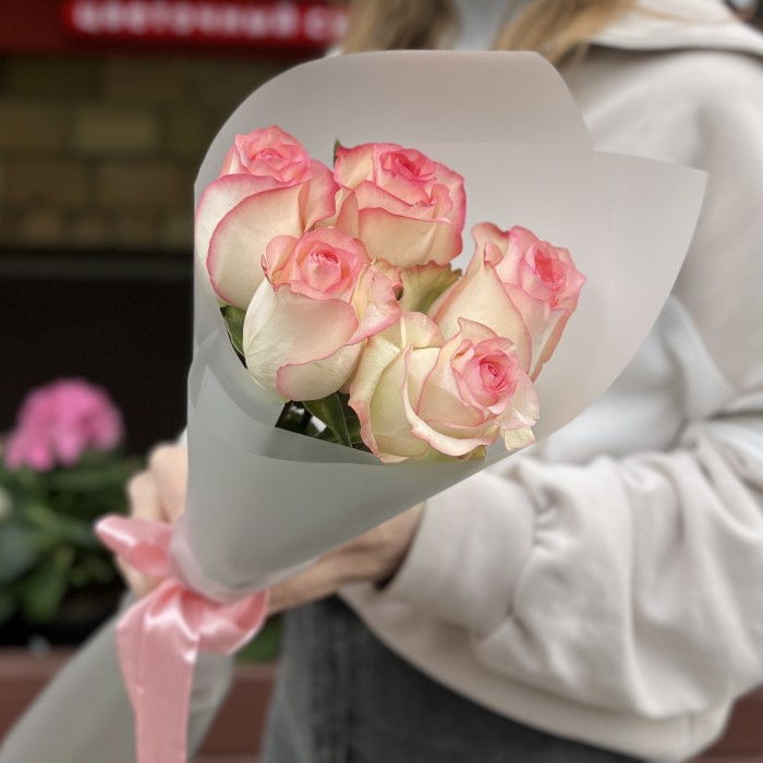 5 нежных роз Джумилия 50 см