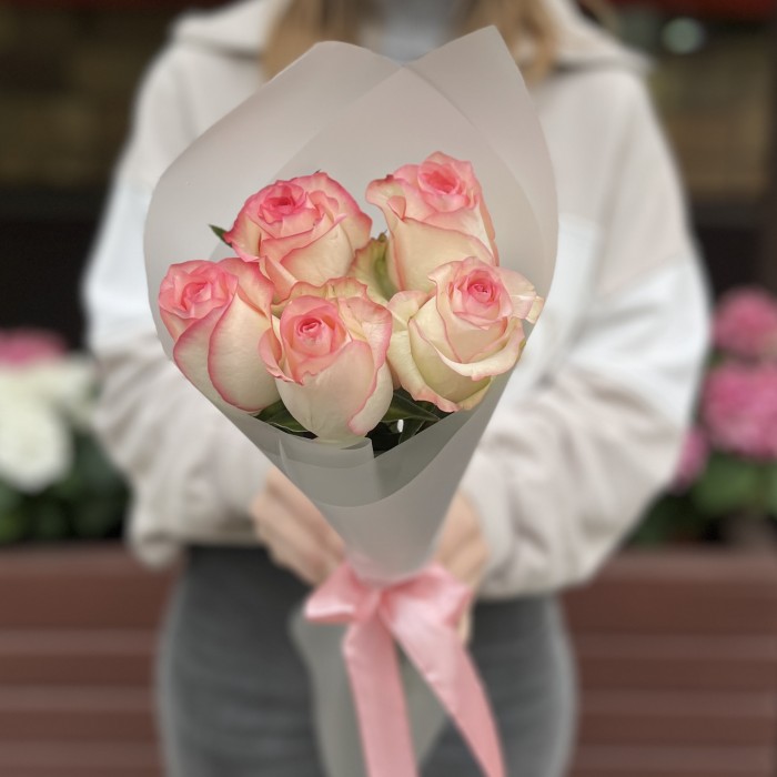 5 нежных роз Джумилия 50 см