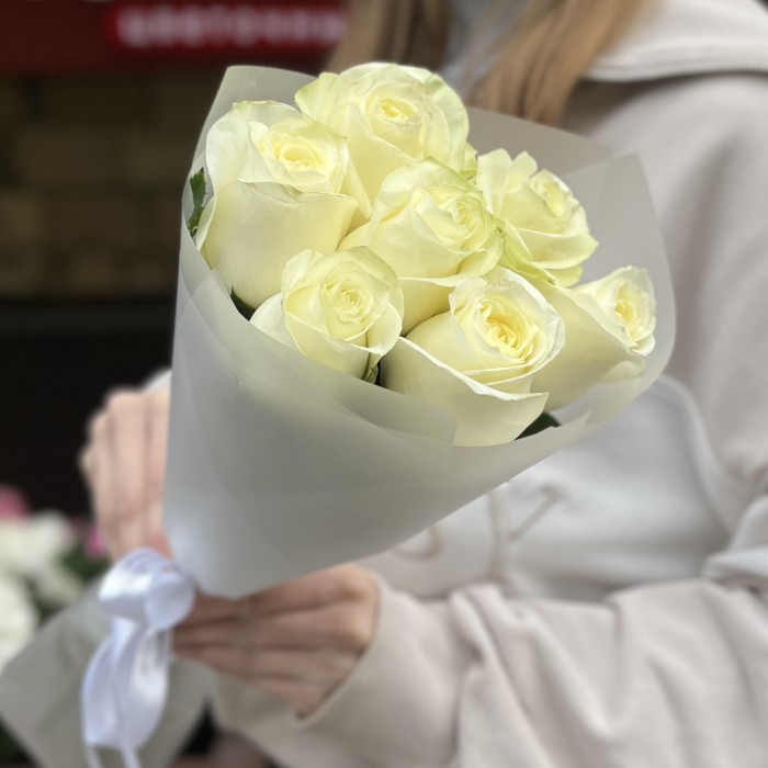 7 белых роз Махе 50 см