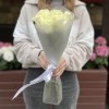 7 белых роз Махе 50 см