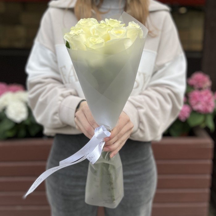 7 белых роз Махе 50 см