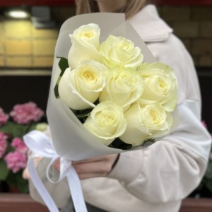7 белых роз Махе 50 см 7 белых роз Махе 50 см