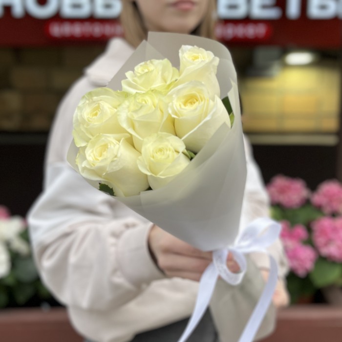 7 белых роз Махе 50 см