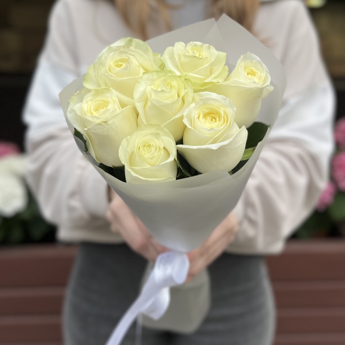 7 белых роз Махе 50 см