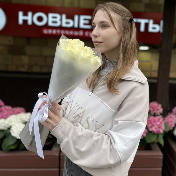 7 белых роз Махе 50 см