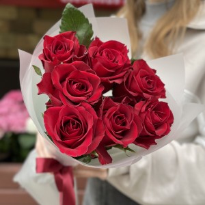 7 красных роз Мадам ред 50 см 7 красных роз Мадам ред 50 см