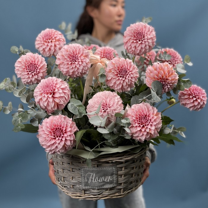 15 лососевых георгин в корзине