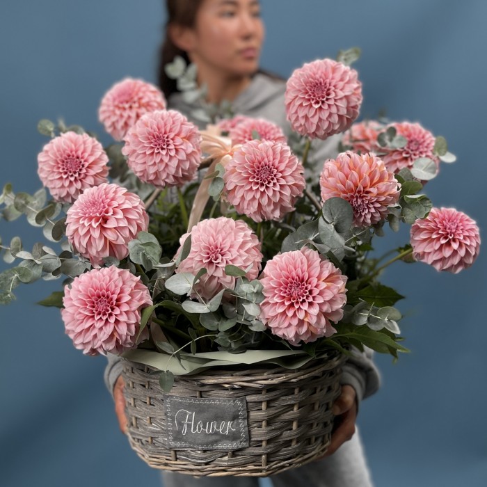 15 лососевых георгин в корзине