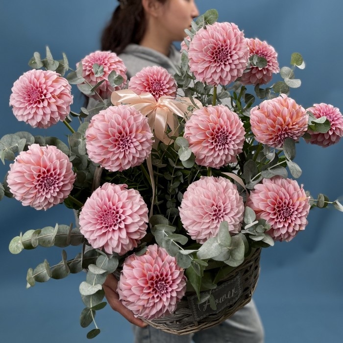 15 лососевых георгин в корзине