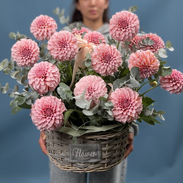 15 лососевых георгин в корзине