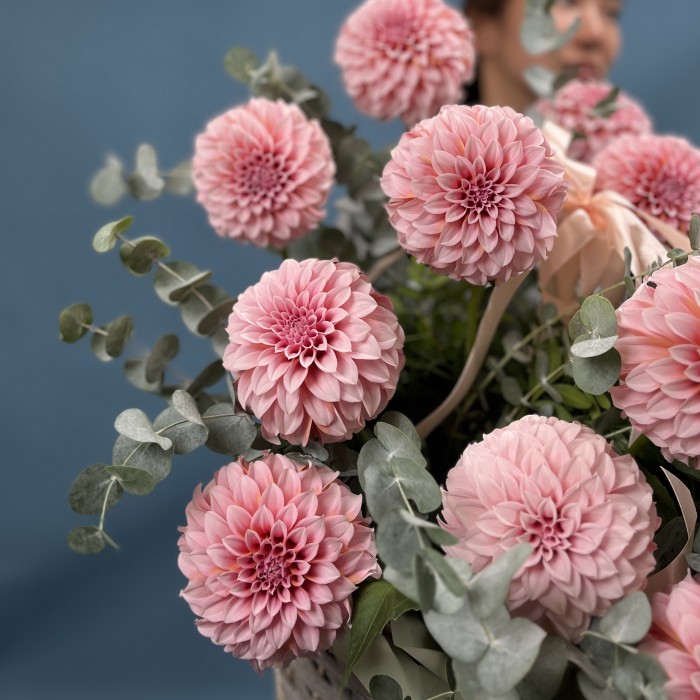 15 лососевых георгин в корзине