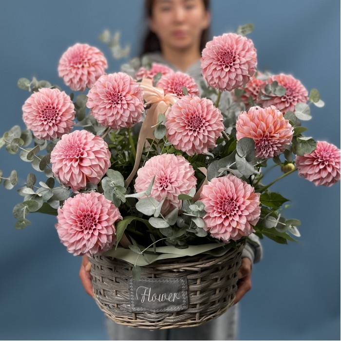 15 лососевых георгин в корзине