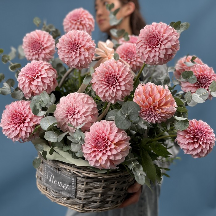 15 лососевых георгин в корзине