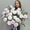 27 бело-сиреневых георгин с эвкалиптом в коробке