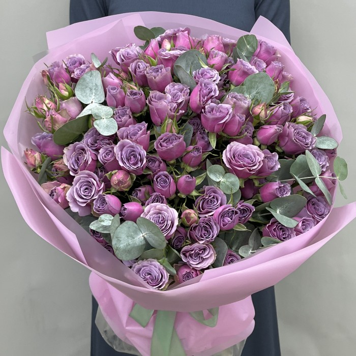 25 кустовых роз Перпл скай 50 см с эвкалиптом