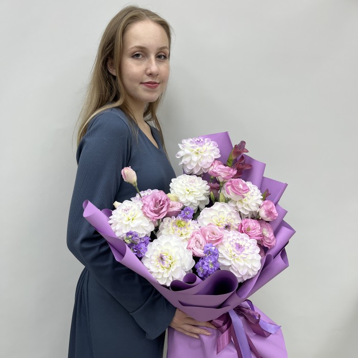 Сборный букет с георгинами и эустомой