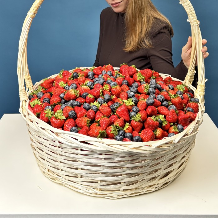 Не 1001 Роза клубника с голубикой 15000г