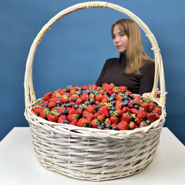 Не 1001 Роза клубника с голубикой 15000г