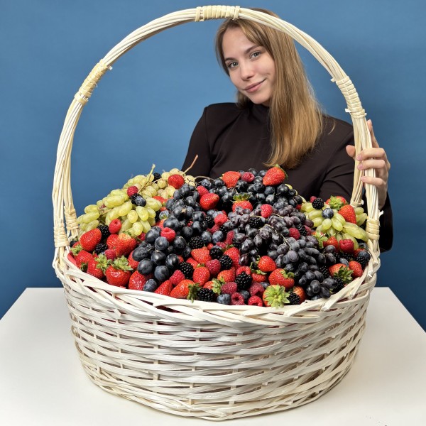 Не 1001 Роза корзина с ягодами 20000гр