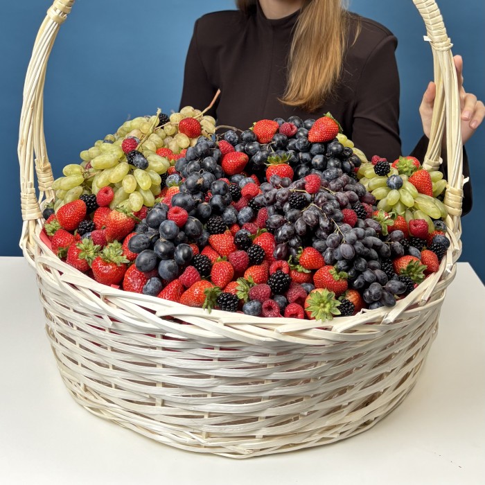 Не 1001 Роза корзина с ягодами 20000гр