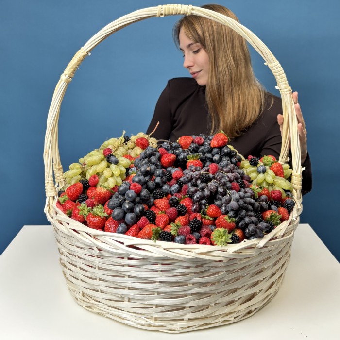 Не 1001 Роза корзина с ягодами 20000гр