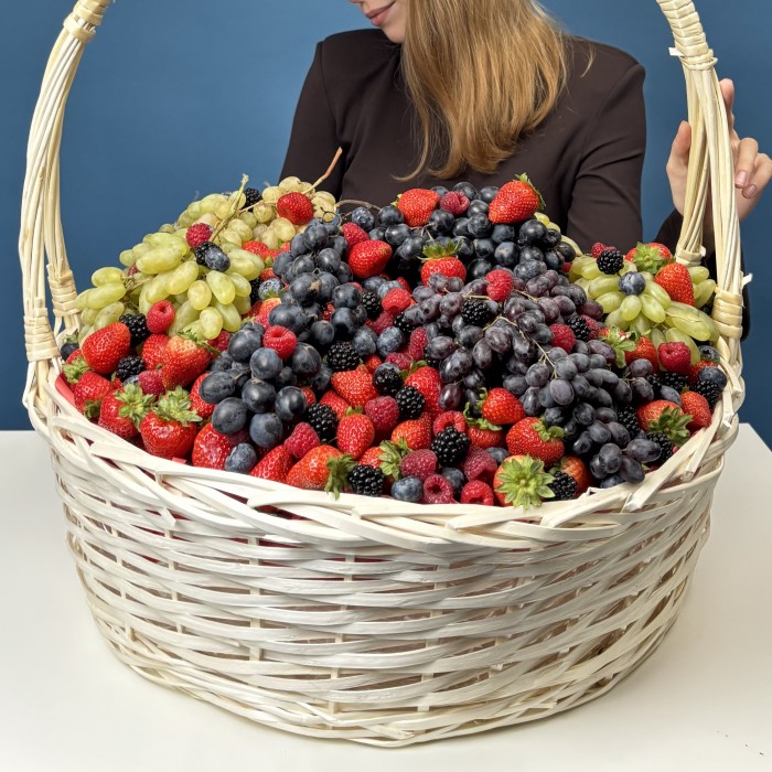 Не 1001 Роза корзина с ягодами 20000гр