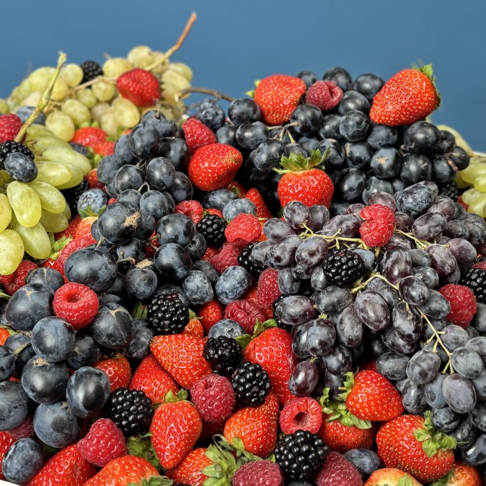 Не 1001 Роза корзина с ягодами 20000гр