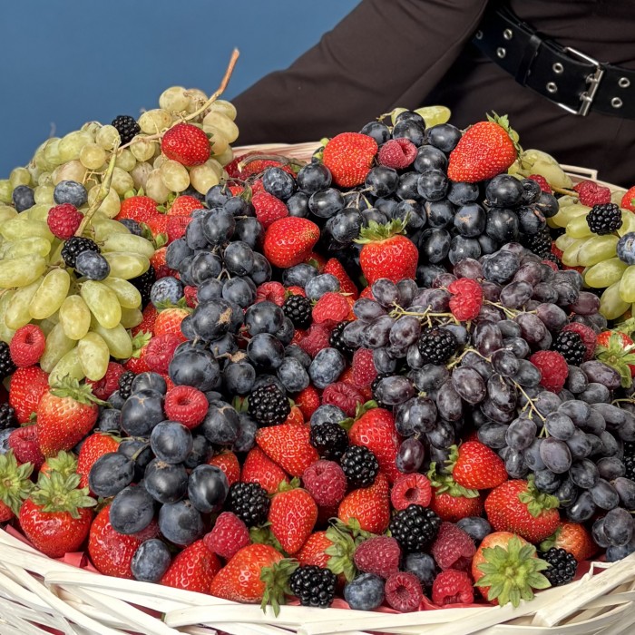 Не 1001 Роза корзина с ягодами 20000гр