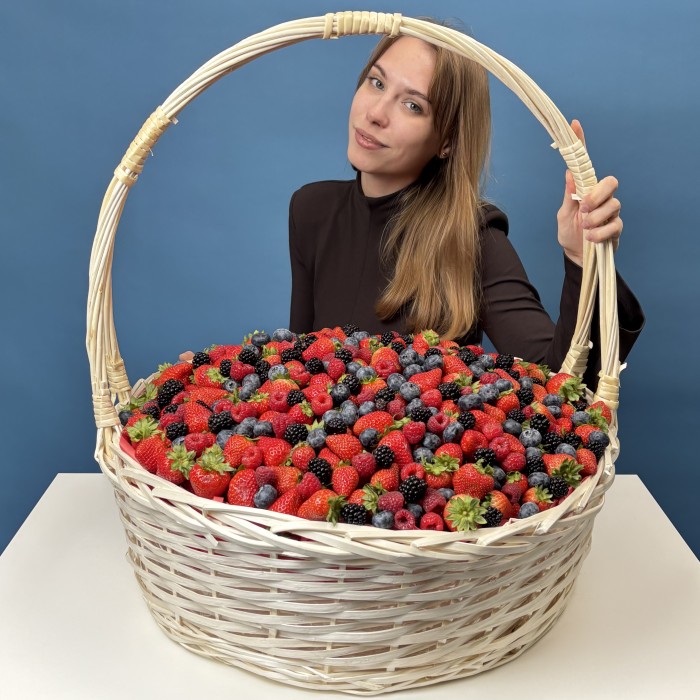 Не 1001 Роза корзина с ягодами микс 15000гр