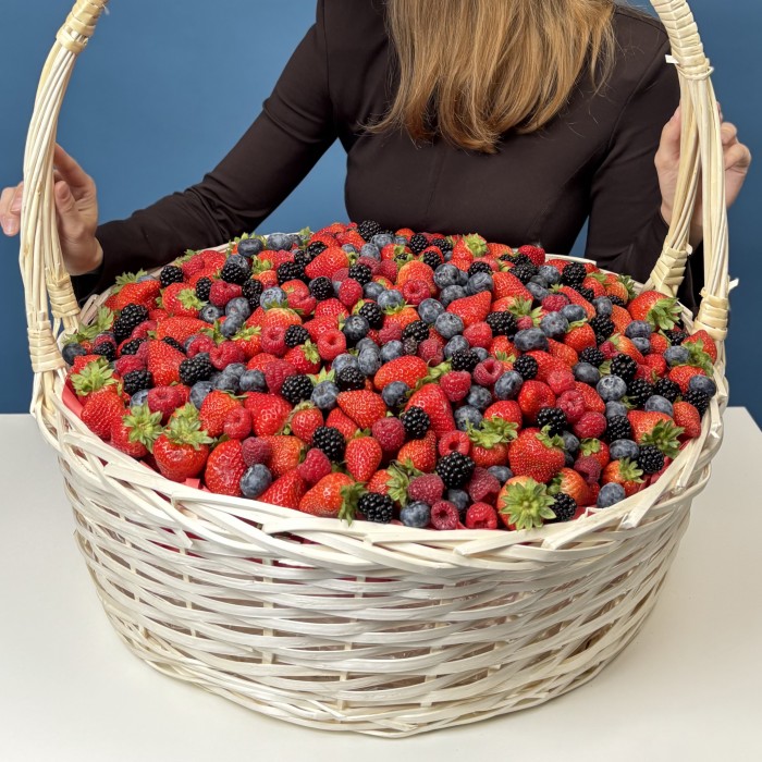 Не 1001 Роза корзина с ягодами микс 15000гр